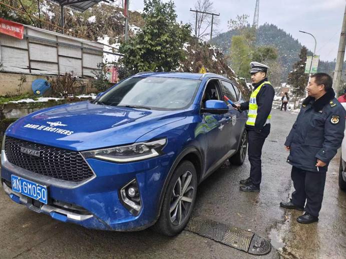 1月26日，梨溪口鄉綜合行政執法隊同片區派出所開展聯合執勤，對騎乘摩托車不佩戴安全頭盔，無牌無證、駕駛轎車不係安全帶等違法行為開展勸導和查處。 (4)