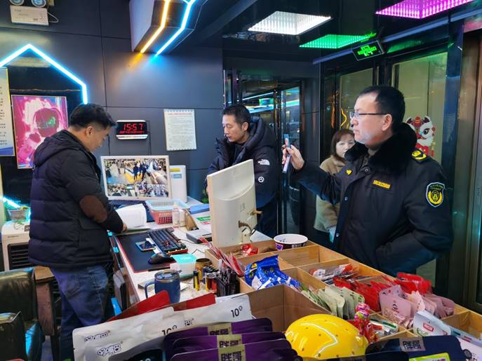 1月25日至26日，文化旅遊廣電體育局副局長左桂華帶隊，市場管理股、文化綜合執法大隊等7人參加，對轄區內網吧、KTV，電子遊樂場所進行安全生產檢查，督促經營場所加強消防安全自查及員工安全知識培訓、演練。 (3)